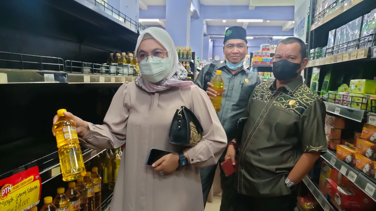 Komisi II DPRD Kotim Sidak Pantau Harga Minyak Goreng Di Pasaran
