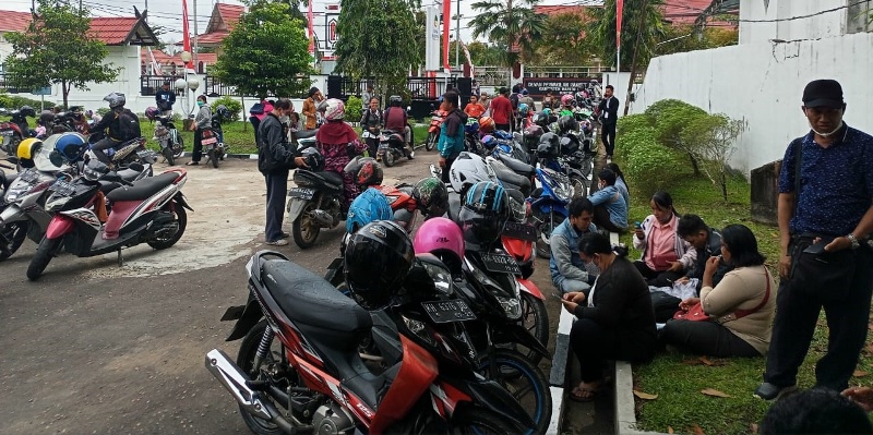 Ribuan Honorer Datangi Bank Kalteng, Ada Apa?