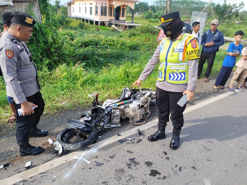 Hilang Kendali, Pengendara Motor di Kapuas Tewas Tabrak Dump Truk