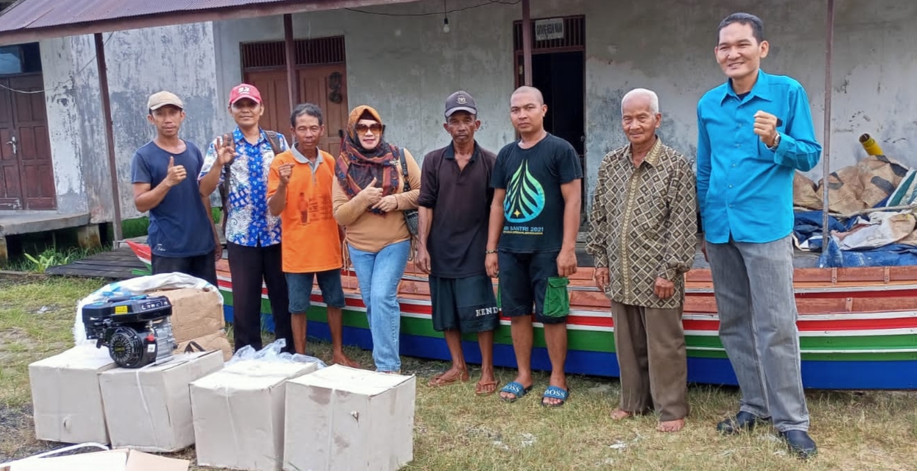 Legislator Kapuas Ini Kembali Berikan Bantuan Perahu dan Alat Tangkap Ikan Kepada Nelayan