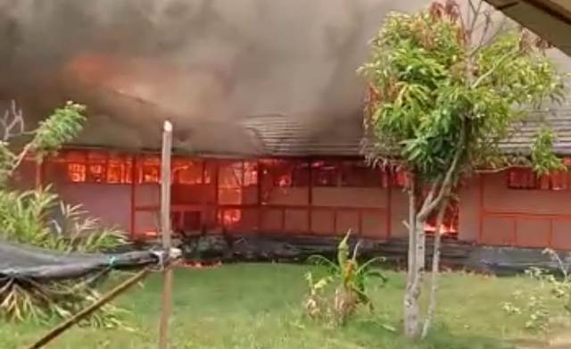 Kebakaran di Kapuas Hanguskan 5 Unit Rumah dan 8 Ruangan Kelas SMPN 4 Selat