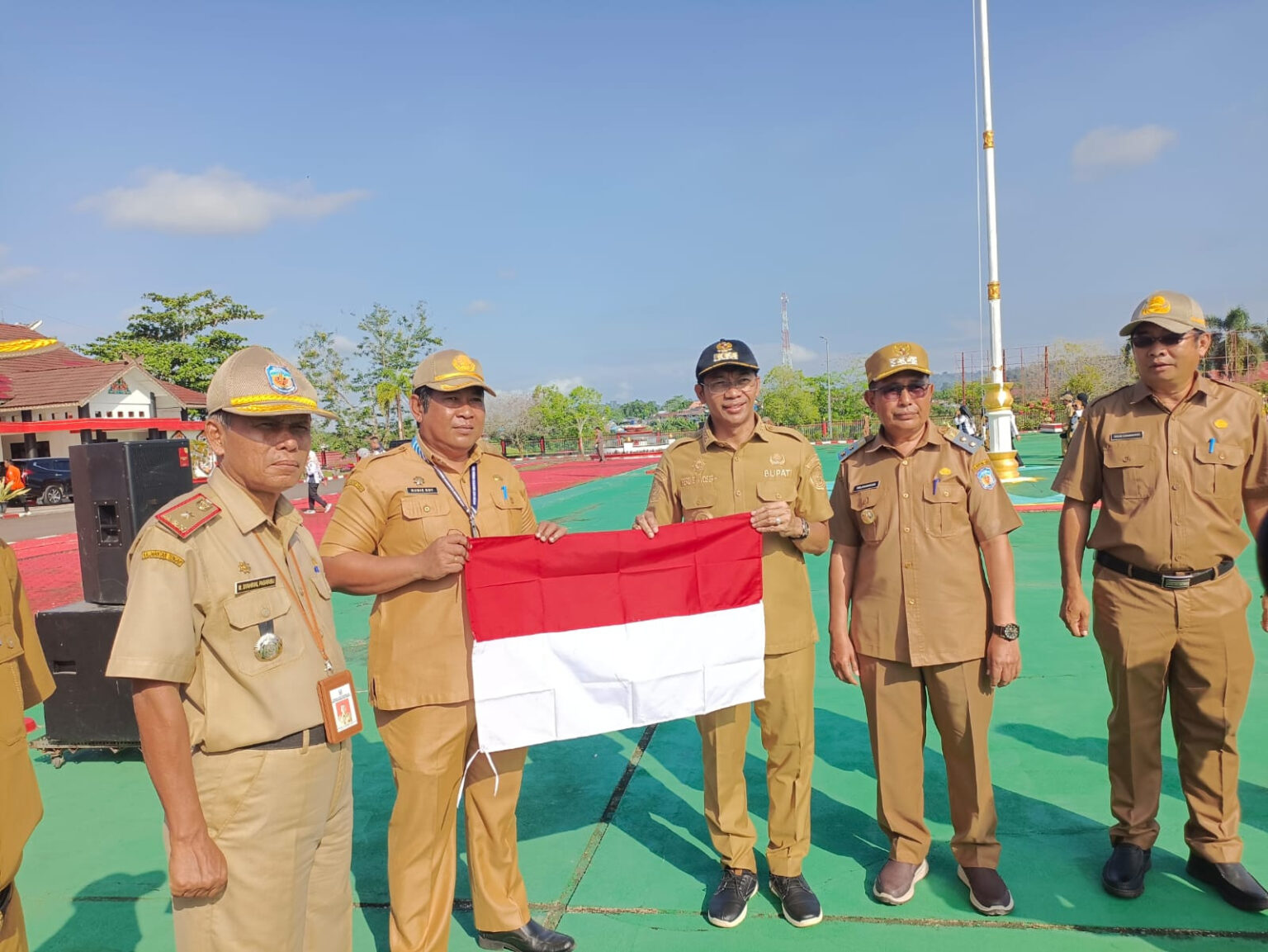 Meriahkan Hari Kemerdekaan RI, Pemkab Murung Raya Bagikan 3.250 Bendera Merah Putih