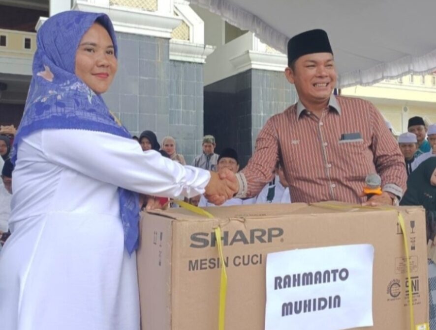 Waket II Serahkan Hadiah Pawai Akbar