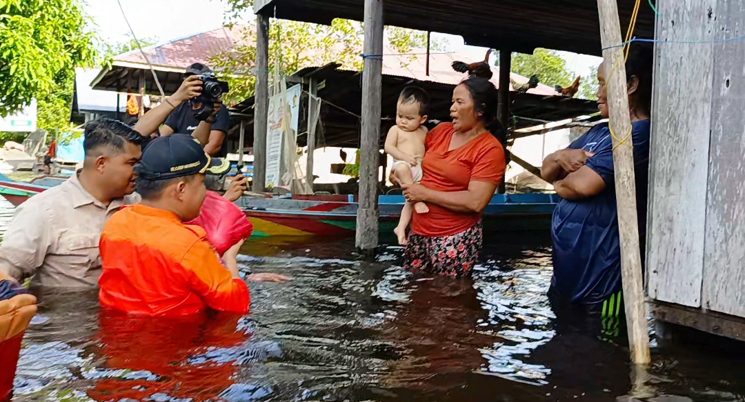 Pj Bupati Barito Selatan Tinjau Kondisi Banjir dan Salurkan Bansos Kesejumlah Desa