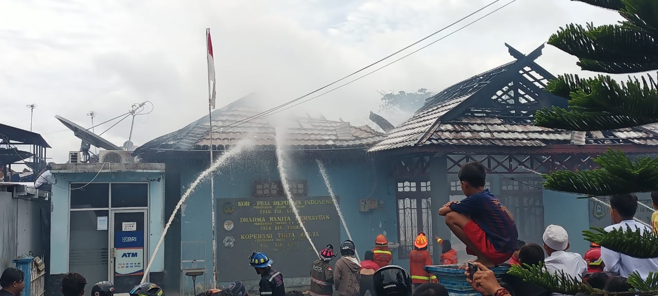 Kantor Perumda Kapuas di Lahap Si Jago Merah