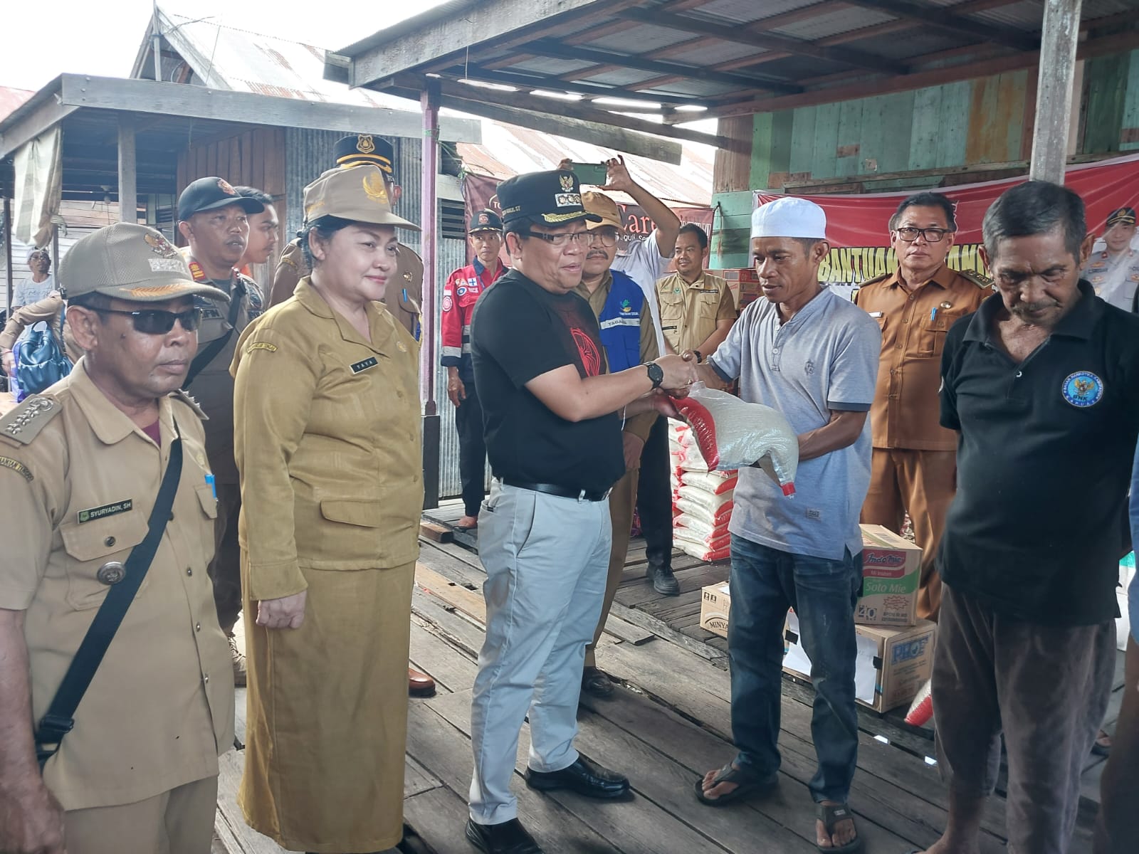 Pj Bupati Kapuas Kembali Serahkan Bantuan Sembako