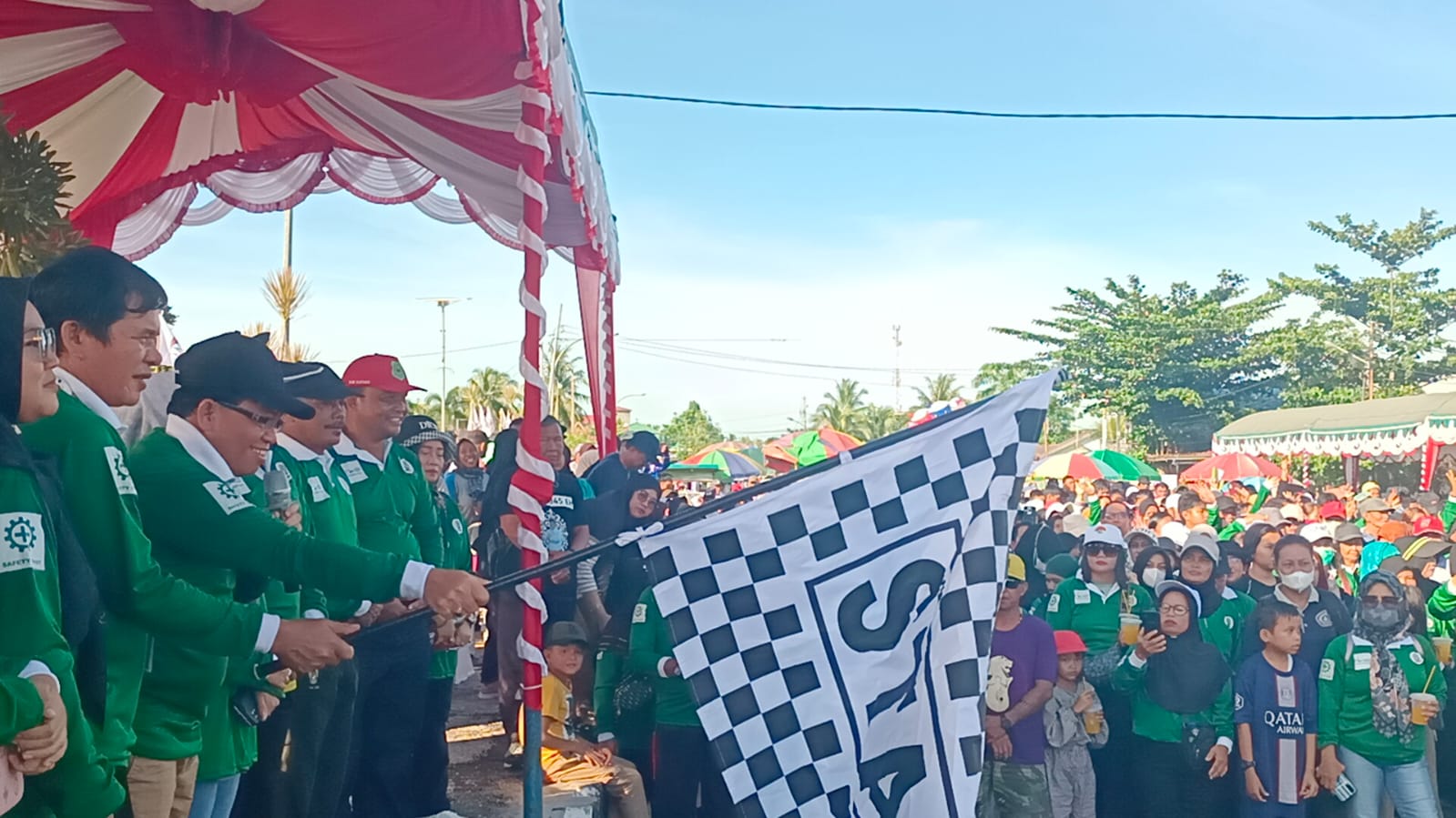 Pj Bupati Kapuas Peringati May Day dengan Jalan Santai bersama Buruh dan Masyarakat