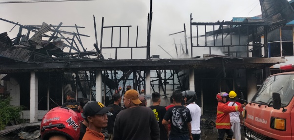 Bangunan Hotel Anna di Kota Buntok Hangus Terbakar