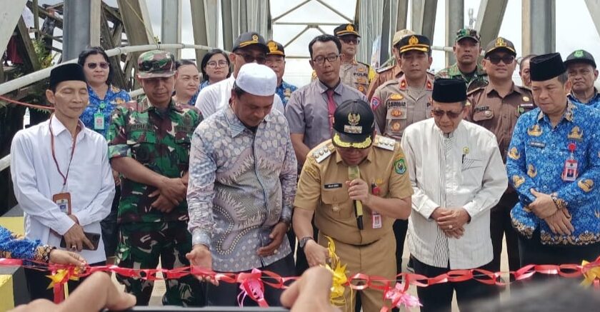 Pj Bupati Kapuas Resmikan Jembatan Pasar Senin