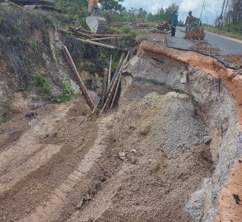DPUPRPKPP Kapuas Respon Cepat Penanganan Jalan Longsor