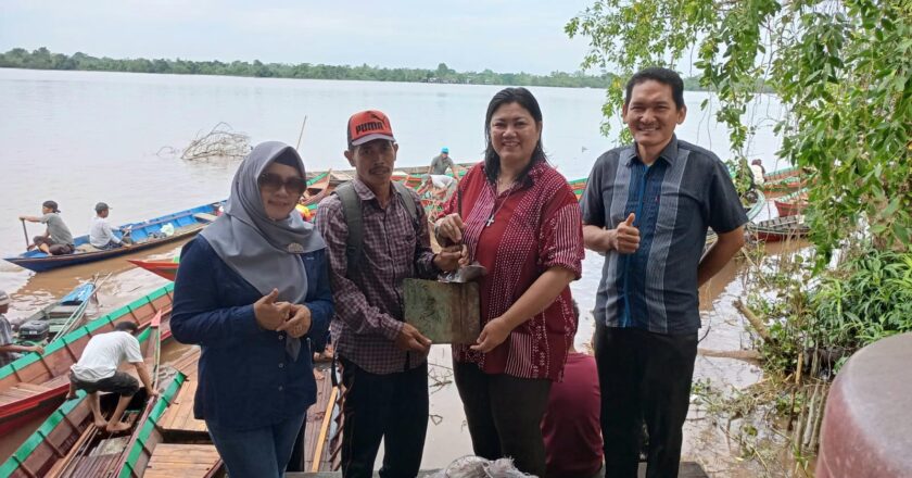 DKPP Menyerahkan 32 Unit Kapal Motor kepada Kelompok Nelayan