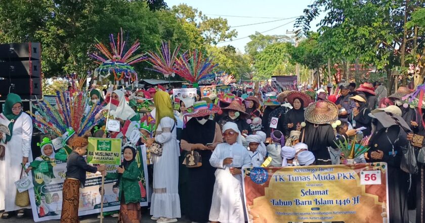 Ribuan Pelajar, Dinas dan Instansi Ramaikan Pawai Tahun Baru Islam 1446 Hijriah