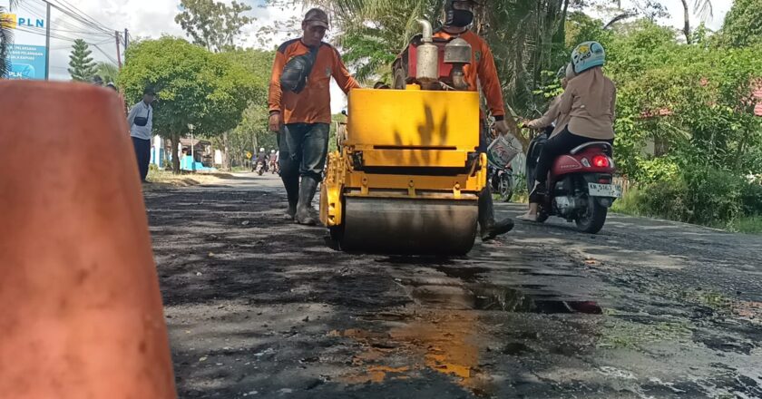 Dinas PUPR-PKPP Melakukan Pemiliharaan Jalan Dalam Kota