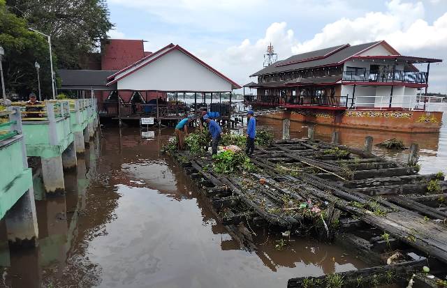 DPUPRPKP Kapuas Melakukan Pembersihan Sungai di Kawasan Pelabuhan KP3