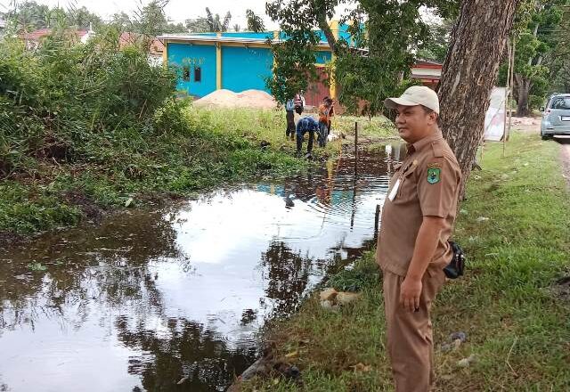 DPUPRPKPP Kapuas Kembali Bersihkan Sungai di Jalan Keruing