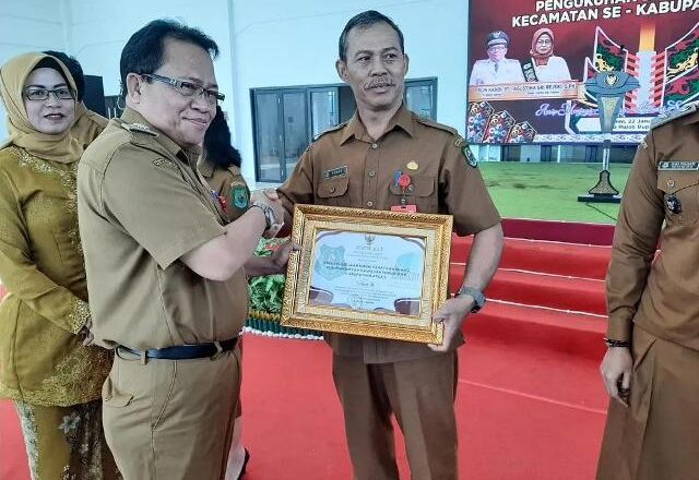 DPUPRPKPP Terima Penghargaan Terbaik III Pengawasan Kearsipan Internal