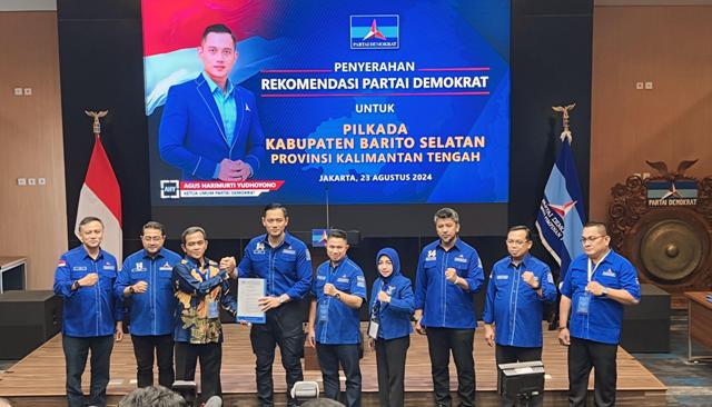 AHY Serahkan Langsung Surat Rekomendasi Kepada Pasangan Calon Bupati Barito Selatan Eddy-Tanto