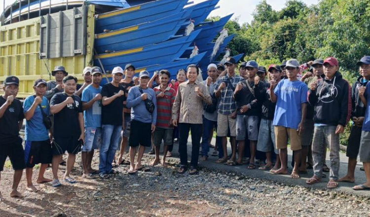 Anggota DPRD Kapuas Serahkan Bantuan Perahu untuk Tingkatkan Kesejahteraan Nelayan