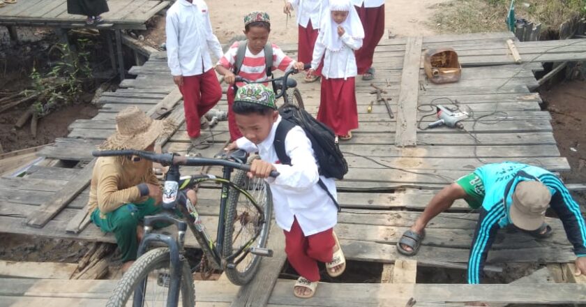 Warga Palampai Gotong Royong Perbaiki Jembatan yang Rusak