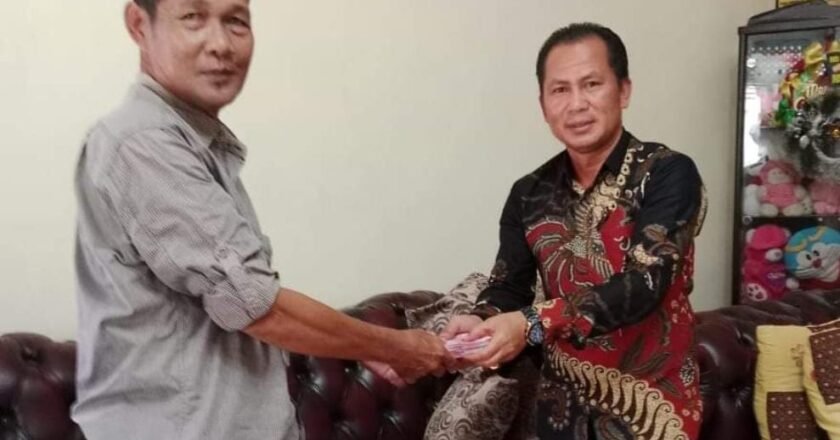 Anggota DPRD Mura Susilo Bantu Warga Mendapatkan Buku Nikah