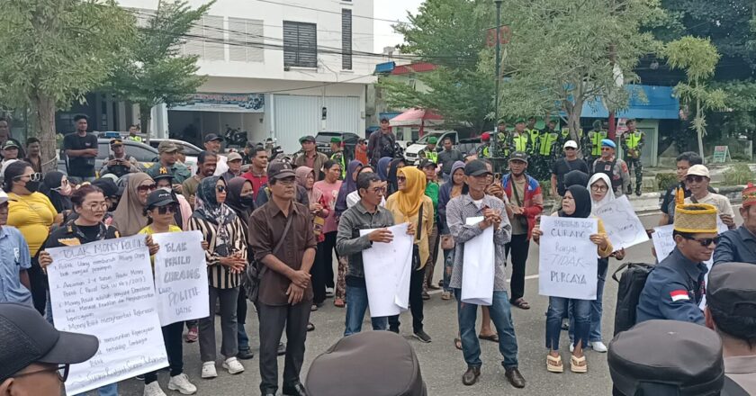 Ratusan Warga Kapuas Gelar Aksi Demo Terkait Dugaan Politik Uang