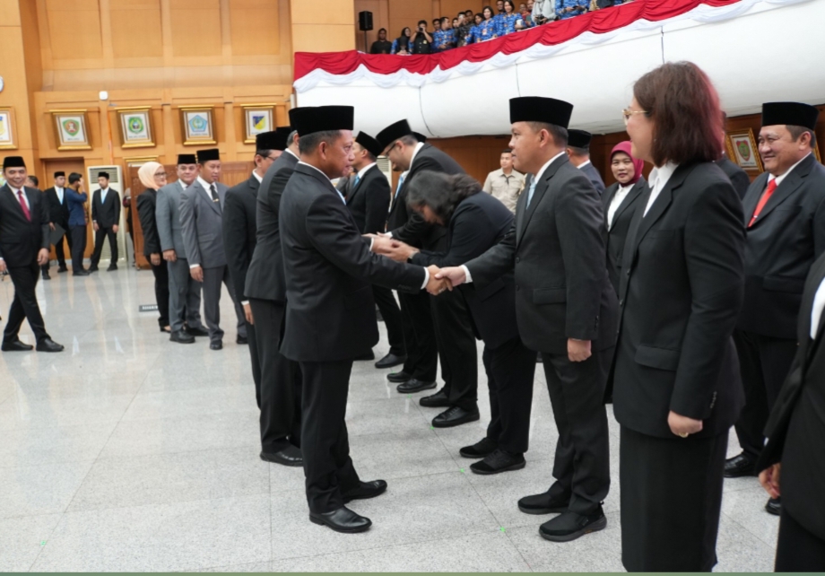 Foto: Menteri Dalam Negeri Republik Indonesia, Tito Karnavian saat bersalaman dengan Deddy Winarwan pada acara pelantikan pejabat dilingkup Kementerian Dalam Negeri, di Jakarta, Kamis (19/12). ist.