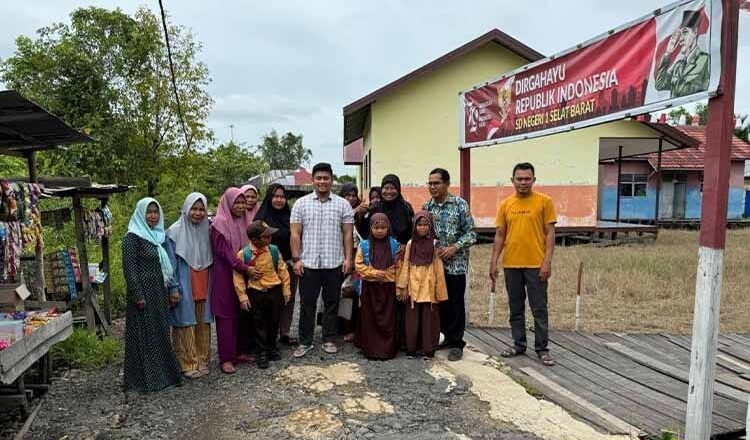 Ketua Komisi IV DPRD Kapuas Tinjau Akses Jalan Rusak dan Fasilitas Pendidikan di Selat Barat