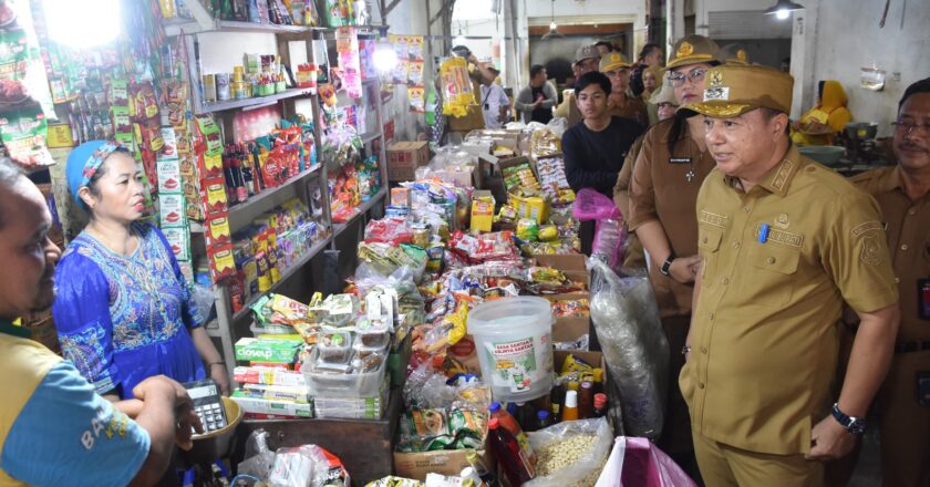Wakil Bupati Kapuas Tinjau Harga Bahan Pokok di Pasar Blok R Selama Ramadan