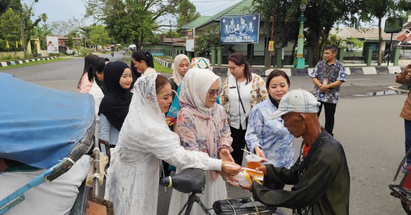 Ketua TP PKK Kapuas Bagikan Ratusan Takjil kepada Pengendara