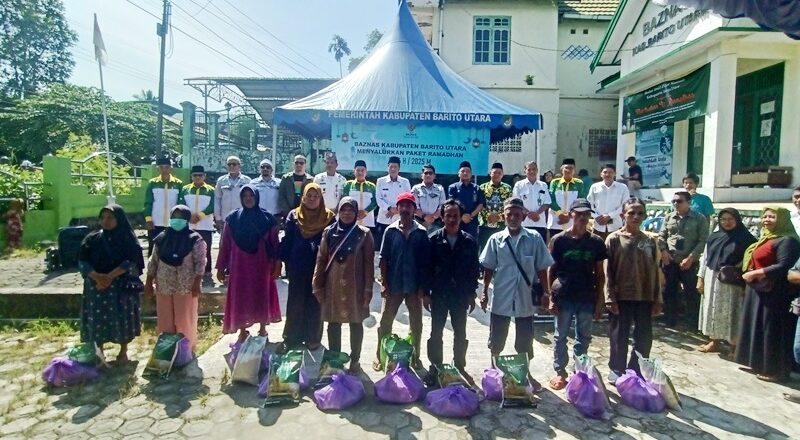 Pj Bupati Barito Utara Serahkan Paket Zakat kepada Mustahik