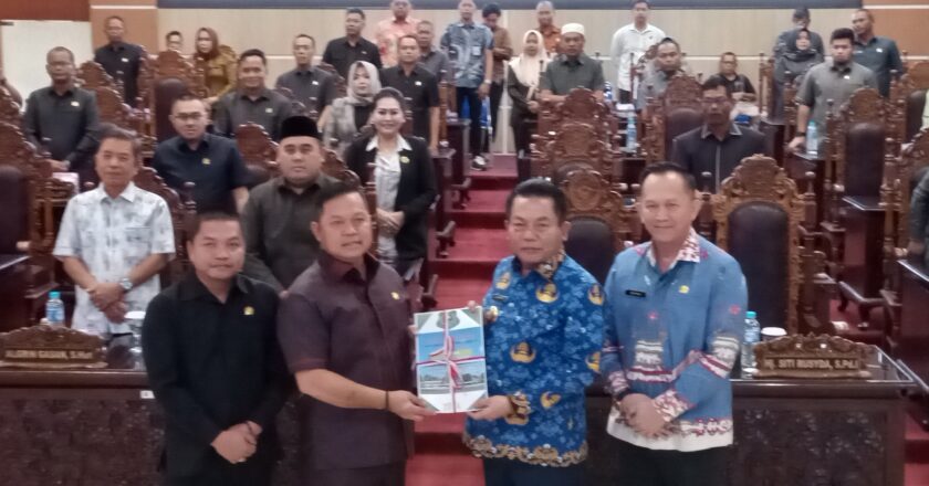 Bupati Kapuas Sampaikan Raperda Pemekaran Kecamatan Mantangai ke DPRD