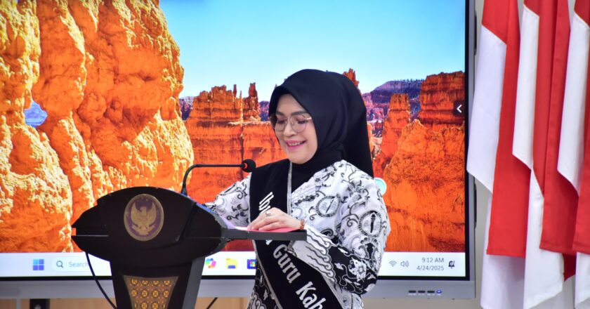 Hj. Siti Saniah Wiyatno Resmi Ditetapkan sebagai Ibunda Guru Kabupaten Kapuas