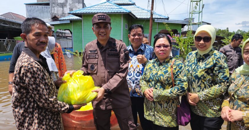 Kejari Barsel bagikan bansos kepada warga terdampak banjir