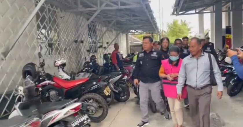 Tim Penyidik Kejari Kapuas Tahan EL Terkait Dugaan Korupsi Uang Persediaan Setda Tahun 2023