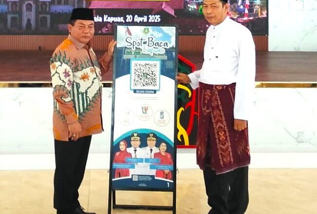 Bupati Kapuas Serahkan Tugu Barkode Spot Baca Digital ke Masjid Agung Al Mukarram