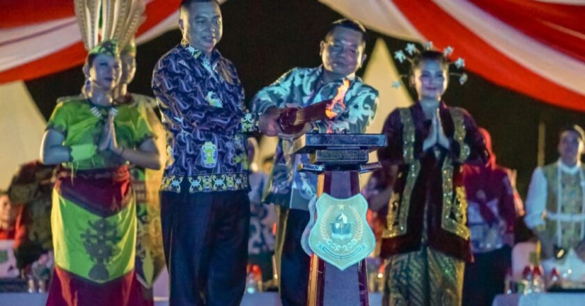 Bupati Kapuas Resmi Membuka Expo Kapuas Bersinar 2025