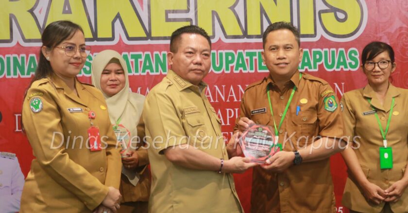 Bupati Kapuas Menyerahkan Penghargaan Kepada 3 Puskesmas