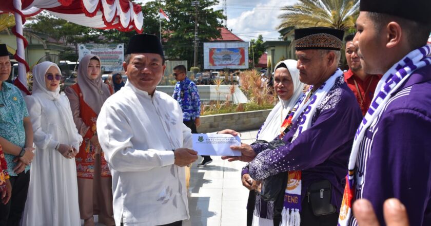 Bupati Kapuas Lepas Rombongan Jamaah Calon Haji 2025