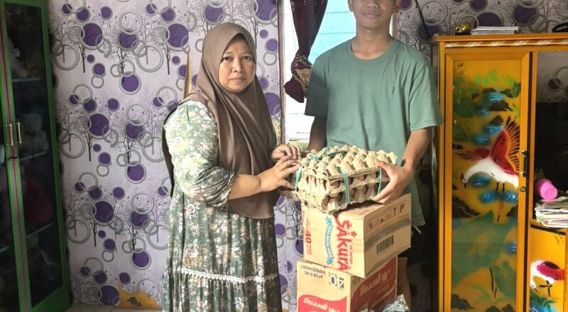 Dewan Serahkan Bantuan untuk Korban Kebakaran di Desa Lemo II
