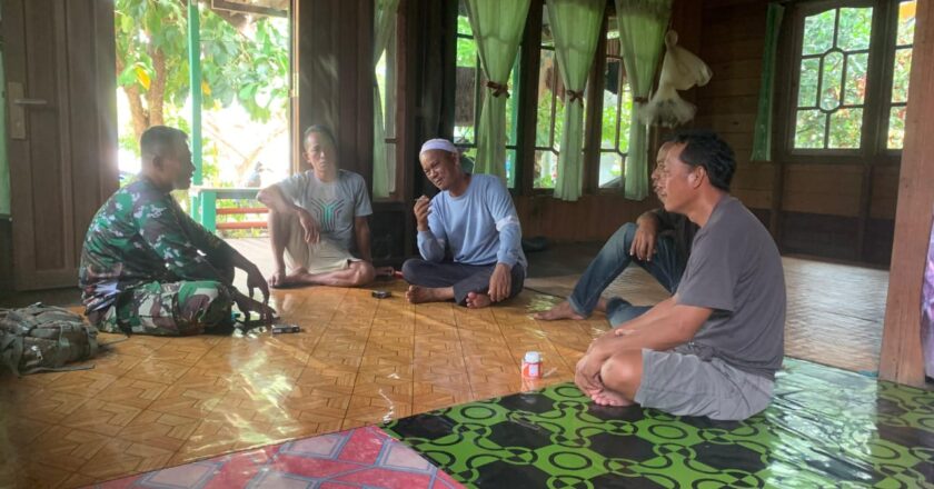 Pasi Ter Kodim 1012/Buntok Laksanakan Komsos di Desa Talio, Pererat Hubungan dengan Warga