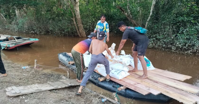 Satgas TMMD 1012/Buntok Angkut Pasir dengan Perahu Menuju Lokasi Sasaran
