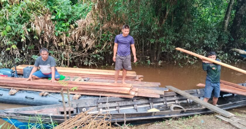 Medan Berat Tak Halangi Semangat, Anggota Satgas TMMD Terus Angkut Material untuk Pengecoran Jalan