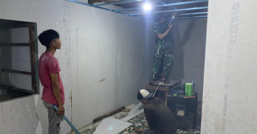 Satgas TMMD Manfaatkan Lampu untuk Kerjakan RTLH Lembur di Desa Talio