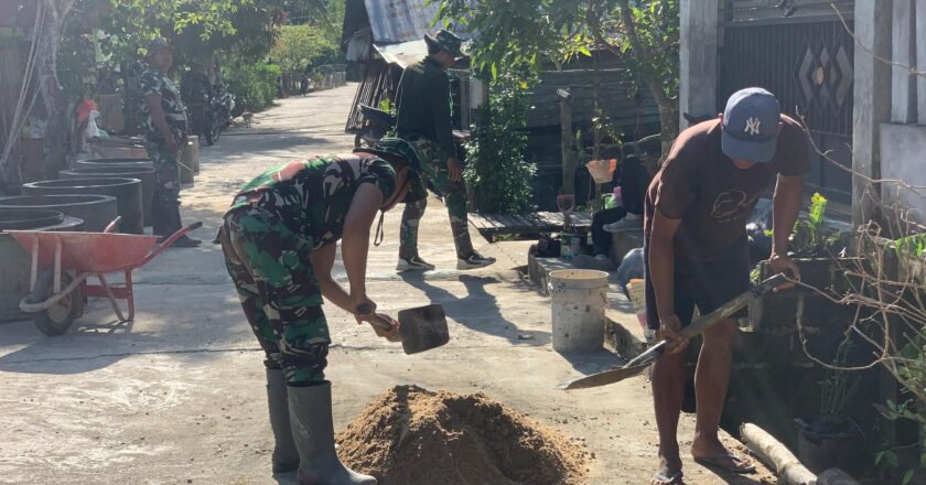 Satgas TMMD Dan Warga Kompak Buat Adukan Semen