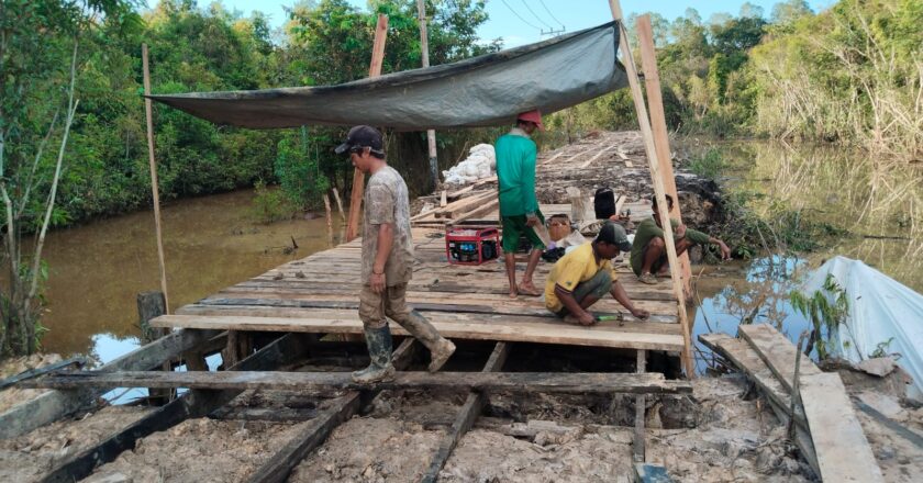 Pemasangan Papan Jembatan di Desa Talio Tingkatkan Aksesibilitas Warga