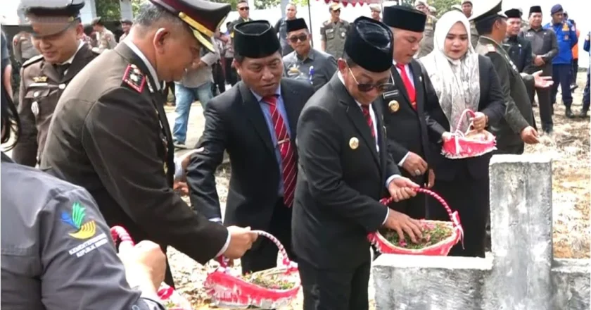 Bupati Heriyus Pimpin Ziarah ke Taman Makam Pahlawan