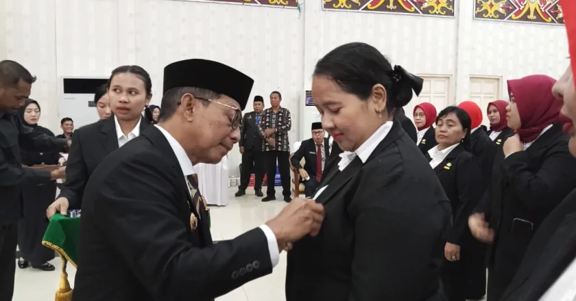 Bupati Heriyus Sematkan Tanda Kehormatan Satyalancana Karya Satya kepada Ratusan ASN