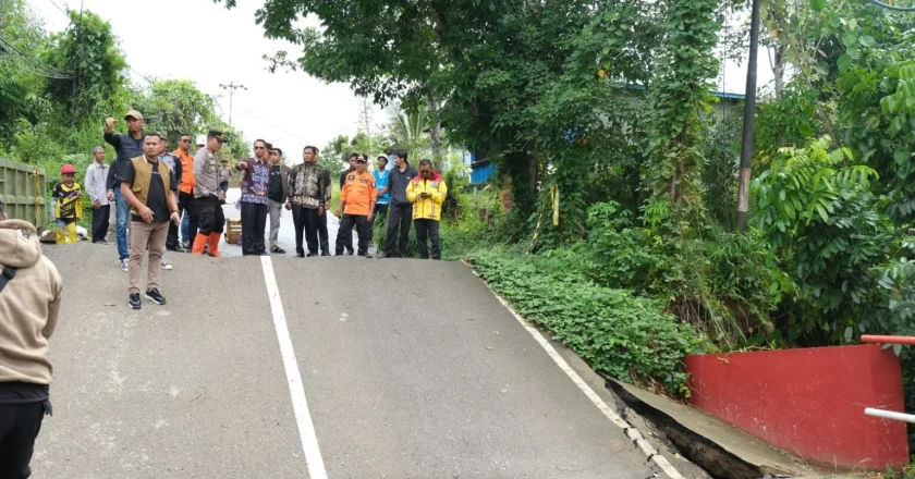 Bupati Heriyus Tinjau Jembatan Rusak Akibat Bencana Longsor