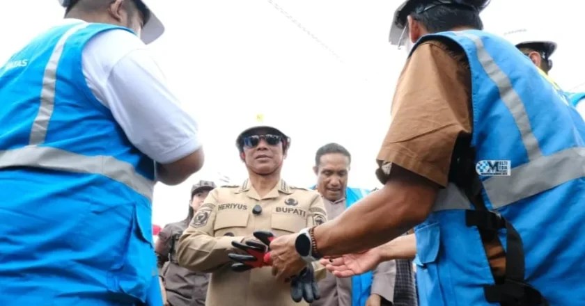 Bupati Heriyus Resmikan Penyalaan Listrik di 22 Desa
