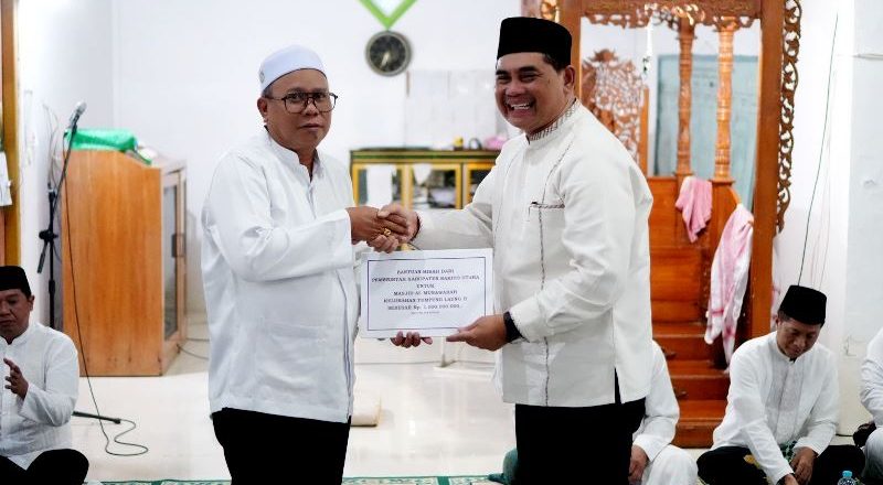 Dana Hibah Rp 1 Miliar Diserahkan Bupati untuk Masjid Al Munawarah Tumpung Laung II